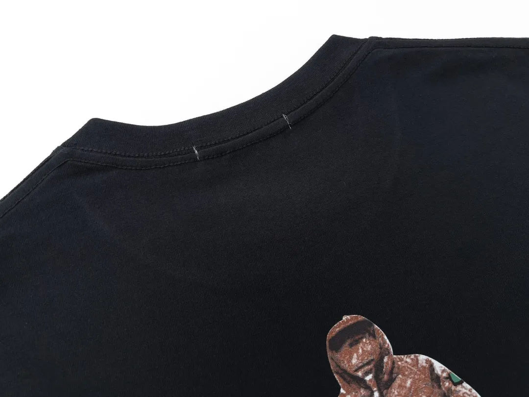 W619#P110💰 [Stone lsland/Stone Island summer new short-sleeved T-shirt with cotton pattern print on the back] ⚠️[Original creation with high control of details] - Made of 260 grams of combed cotton, 32 count double yarn, soft and comfortable to the touch, sweat-absorbent and breathable. - Simple, basic and versatile style, original quality, the first choice for couples. - Made in a large factory, four needles and five threads on the shoulder, neatly arranged, high quality workmanship. - Same style for men and women. Very versatile, one piece for everyone, details are clearly visible. Color: Black White Size: M L